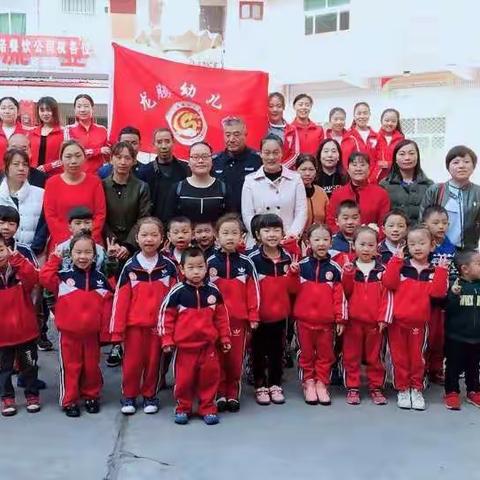 林州市龙腾幼儿园举办"九九重阳，献爱心"亲子义卖活动，为敬老院老人送去温暖！