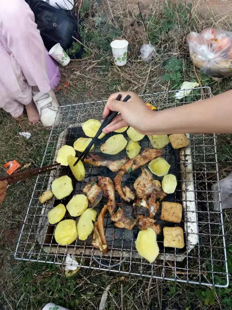 野外烧烤，有你们真幸福😜