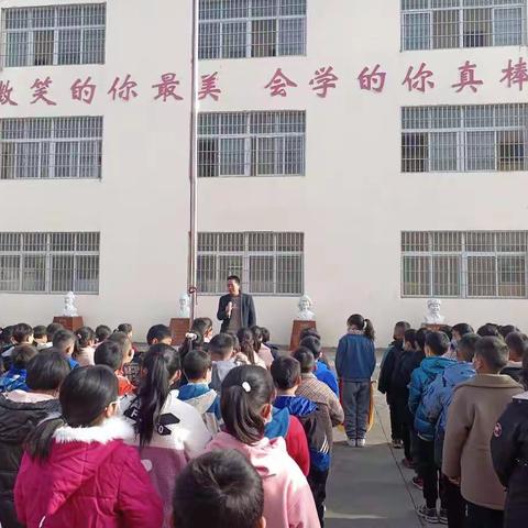 荆紫关镇第四中心小学：阳春三月学雷锋！
