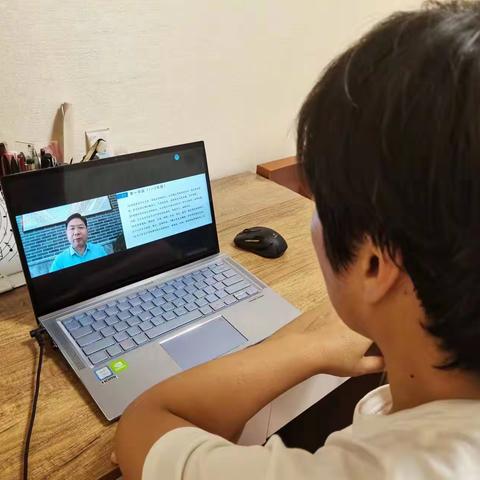 学习新课标，明确新方向——龙华小学四年级组教师教研活动