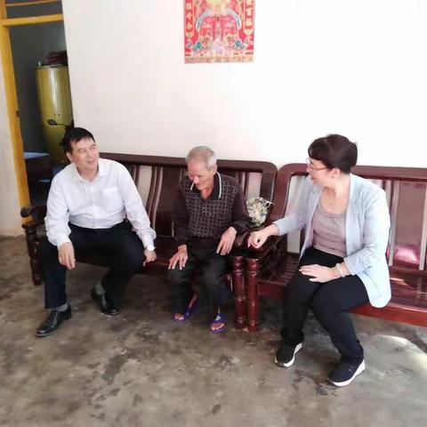 市政府田丽霞副市长、市政协侯启江副主席一行到兰洋镇开展走访慰问困难党员、贫困户及驻村工作队活动