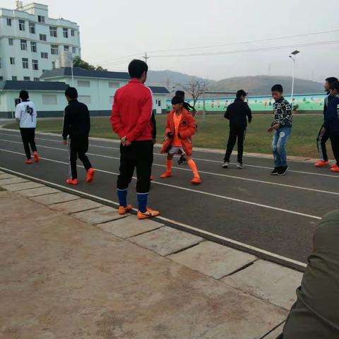 共圆“律动校园，凤凰腾飞”梦，我们在路上――记化念小学第一届足球教学研讨活动。