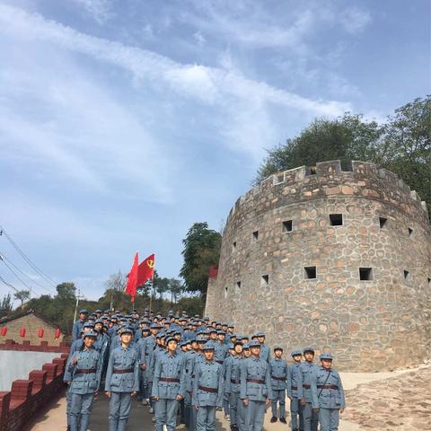 和中师生重温红色道路