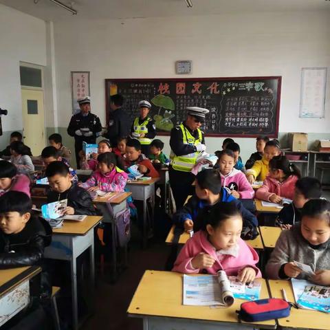 交警叔叔为倍加造小学生上交通安全课