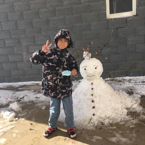 雪花肆意纷飞，飘飘洒洒，母慈子孝，共享温暖时光。