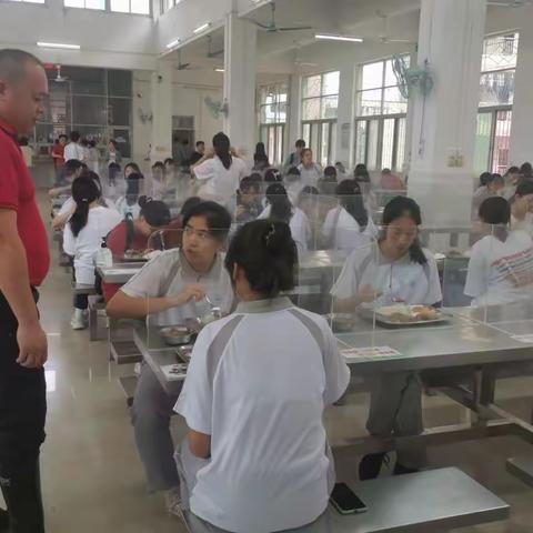温情服务，助力高考——龙门县永汉中学高考带队小组做好服务工作
