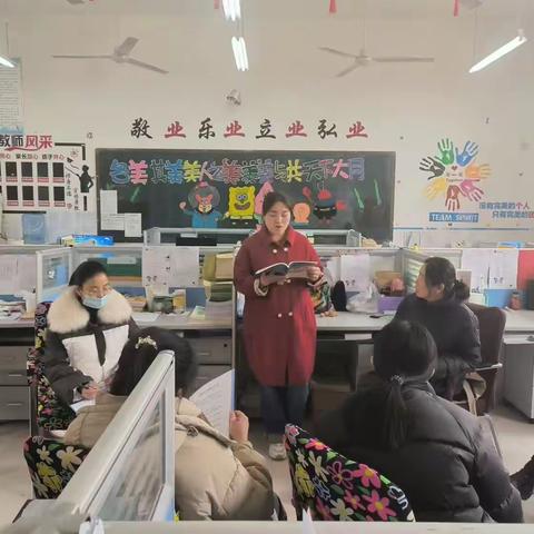 料峭春寒日，众师集备忙