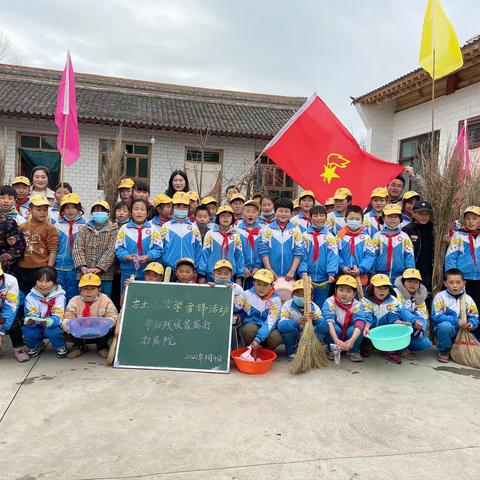 情暖三月学雷锋，古小师生暖人心。                      ——-古土小学为残疾家庭打扫庭院