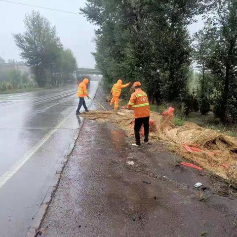 伊旗工区新街养护站积极做好雨天公路养护工作