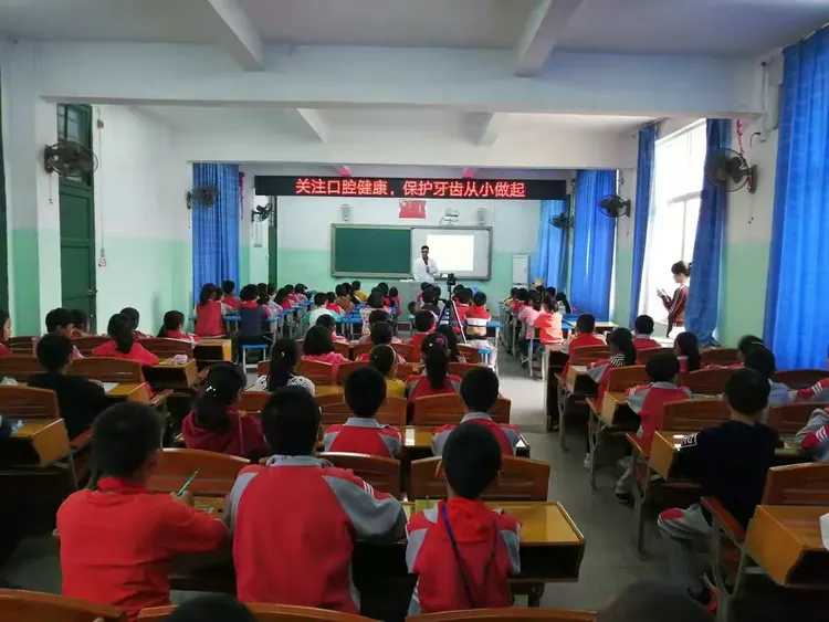 全体教职工和 2018沙县青纸中心小学毕业口腔医生给社区居民讲课图片
