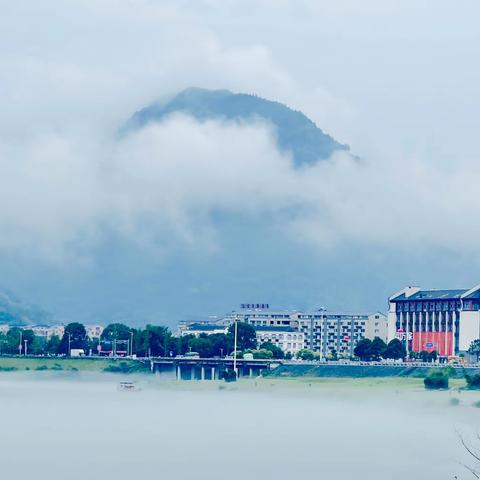 烟雨入江南，山水如墨染