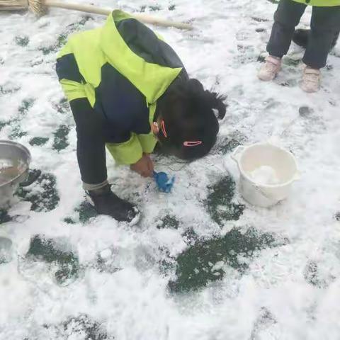 “银装世界，欢乐校园”北关幼儿园果果五班堆雪人主题活动