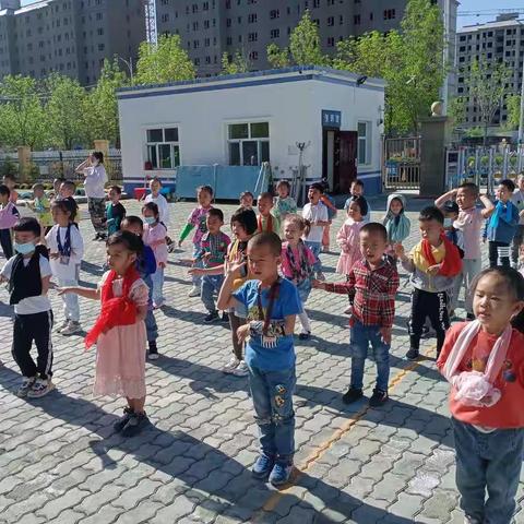 金域名门幼儿园苦难体验——“独臂日”活动