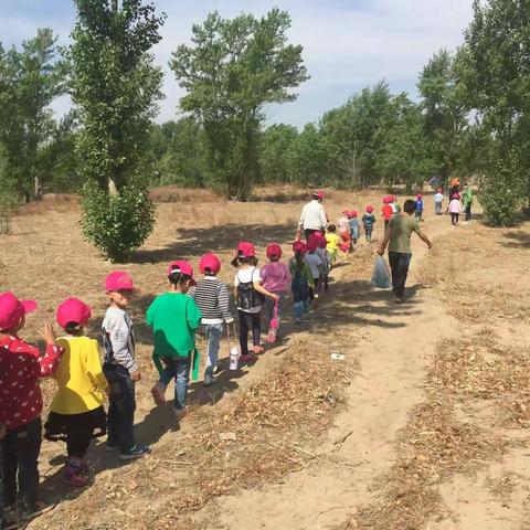 科左中旗希伯花镇巴彦召幼儿园开展了“走出幼儿园、亲近大自然”主题春游活动