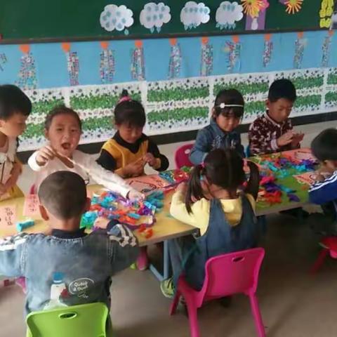 科左中旗希伯花镇巴彦召幼儿园开展了母亲节主题活动：献给妈妈的礼物