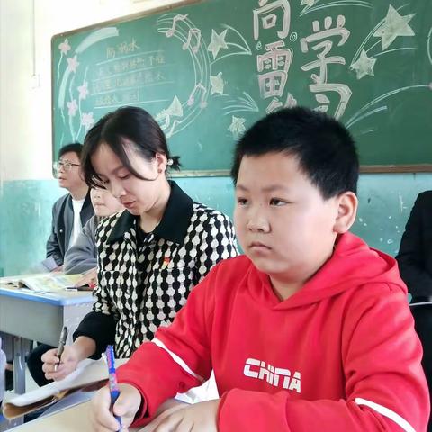 大抓基层年     枫小在行动一一中心校领导深入课堂促质量提升