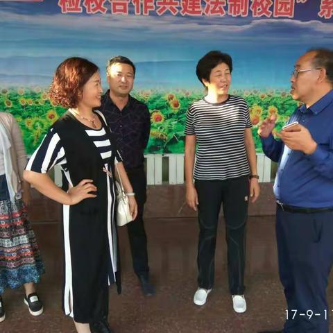 教育局体卫办主任郭雪平督导县第一届运动会开幕式学校节目排练