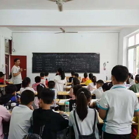 互学互助互评共成长～33小四年级数学组听评课活动进行中