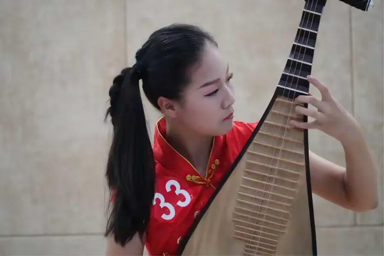 我们的小美妞王伊一演奏琵琶曲《渭水情》