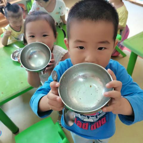 淅川县实验幼儿园光盘行动，光盘从幼儿开始。