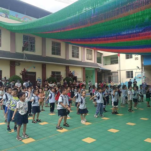 景洪市嘎洒镇蓝天艺术幼儿园“我运动、我健康、我快乐”亲子活动！