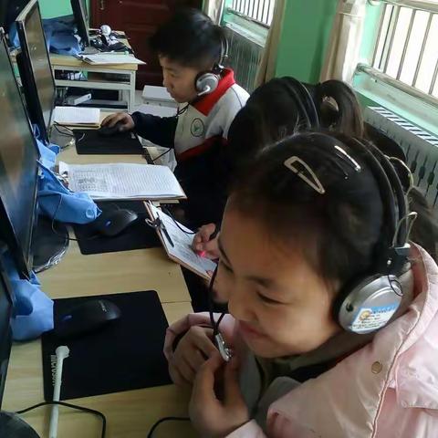 孩子们上微机课