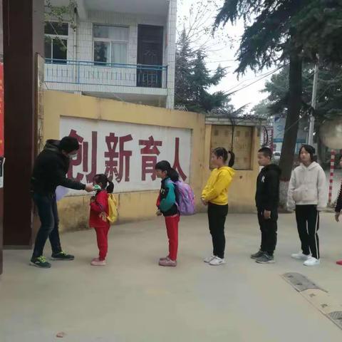 记万家岭小学优秀党员教师杨宏涛