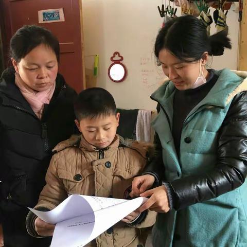 西寨中心小学脱贫攻坚宣传工作进行中