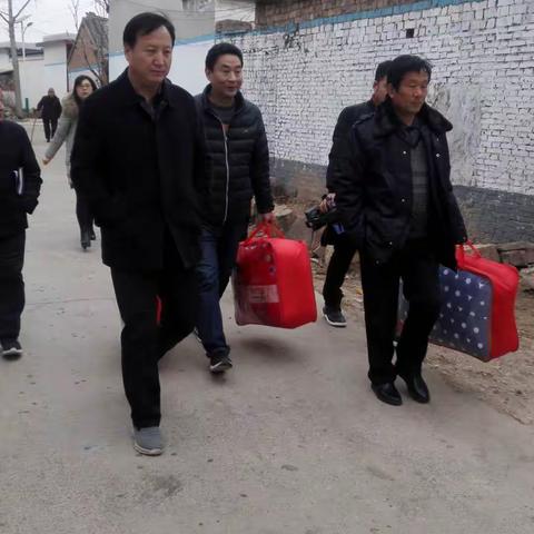 亲情帮扶显真情 爱心棉被暖人心