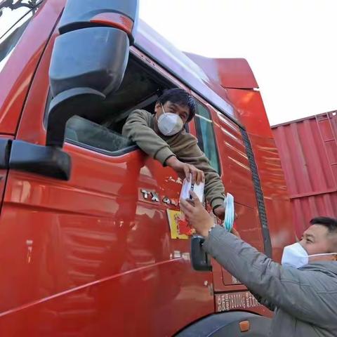 西安市物流行业工会联合会为货车司机发放口罩 药品