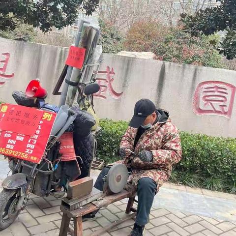 “雷锋精神暖万家，服务居民见行动”