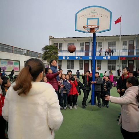 南关小学喜迎“三 八"节，趣味运动展风采