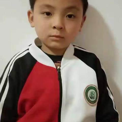 让我们一起回望和思考2020年的这个不平凡的春天，请听明德小学116班贺冠智同学朗诵“我想记住这个春天”。