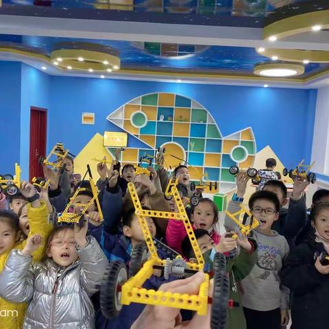 义马市外国语小学机械搭建社团之《雨刮器小车》