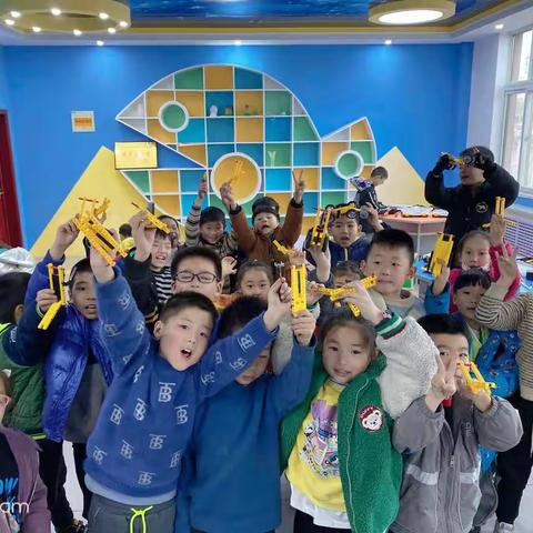 义马市外国语小学机械搭建社团之方便的椅子