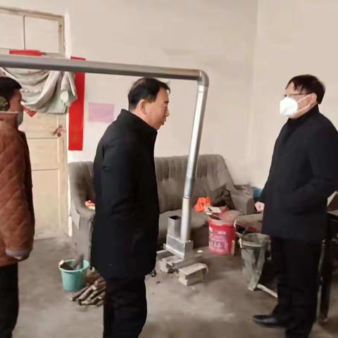 赵固镇下官庄村支部书记入户走访脱贫户和监测对象