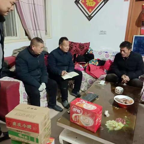 赵固镇武庄村支部书记入户走访脱贫户和监测对象