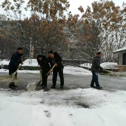 育华社区工作人员在社区领导带领下，在辖区清理积雪，方便居民出行。