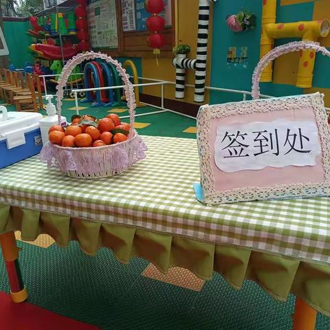 海口市龙华区怡心幼儿园召开新学期家长会。