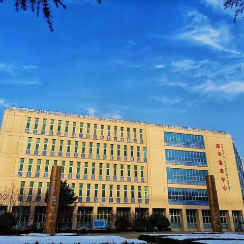 蓝天与建筑媲美