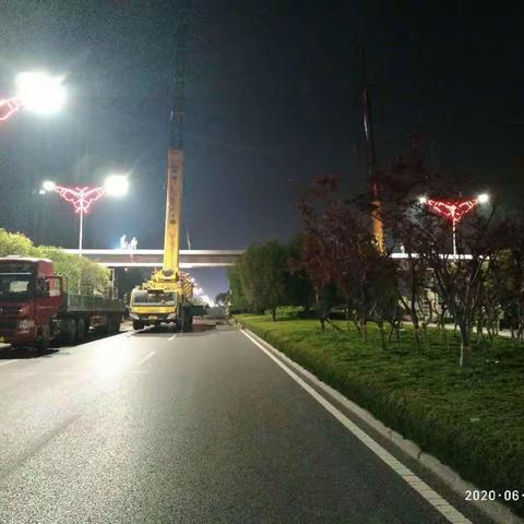 潍坊市北海路民生街过街天桥今晨顺利吊装完成