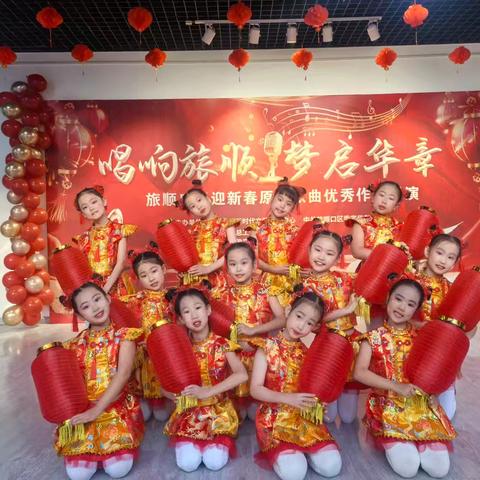 旅顺开发区实验小学二年四班董子熙在千艺舞蹈班的带领下来到旅顺剧场参加公益演出