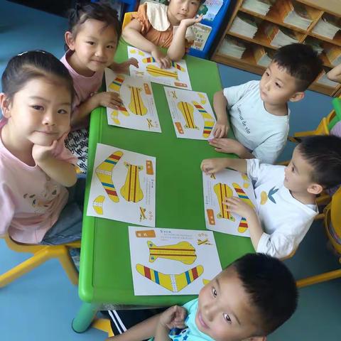 灵武市第十三幼儿园中二班动态——美丽的客机——手工制作