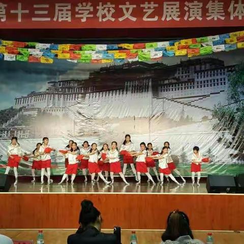 2017春，4月10号闺女第上舞台表演快乐的表情，，宝贝加油