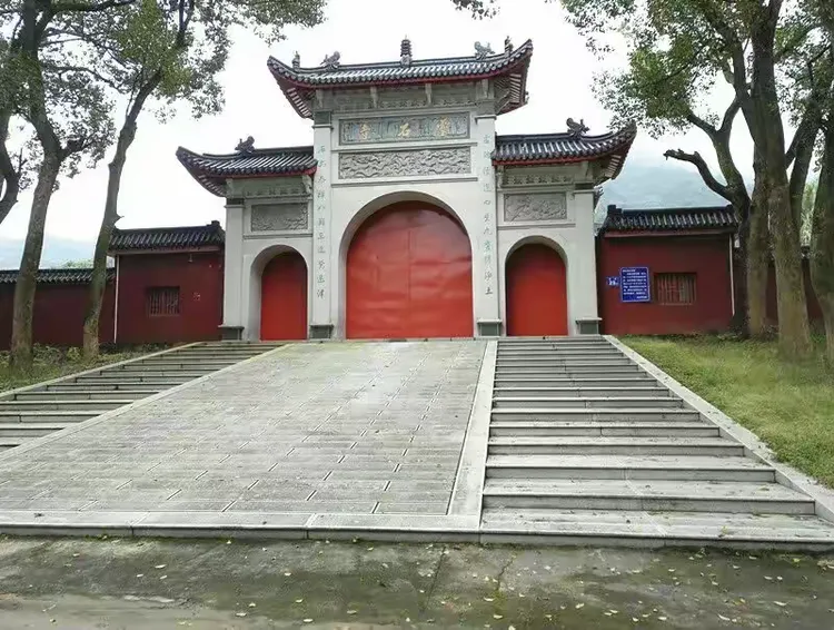 山中的灵石寺建于唐大中元年