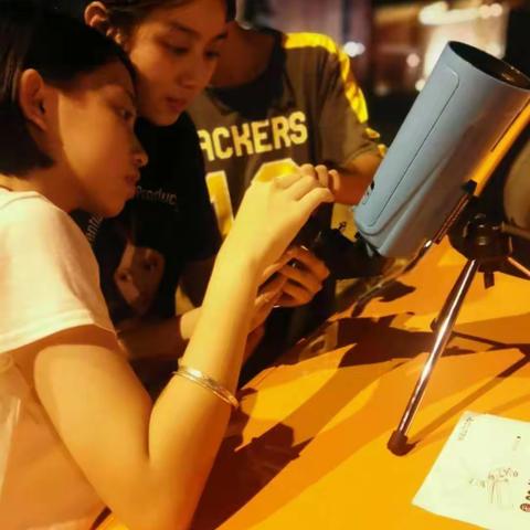 月饼甜心，月亮赏心，合家欢心——海口一中初二18班“中秋月圆时·传承爱国情”活动剪影