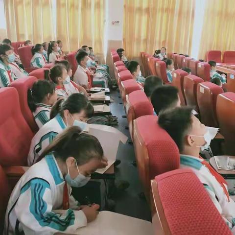 点亮思政课  学习真英雄——刘恩艳书记走进高小为学生讲授思政课