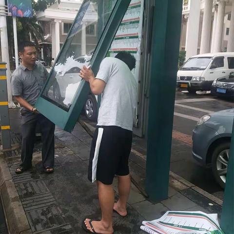 佳誉传媒分公司开展公交候车亭防风防汛安全生产检查工作