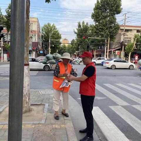 送给环卫工人一瓶水，送上文明城市一份爱