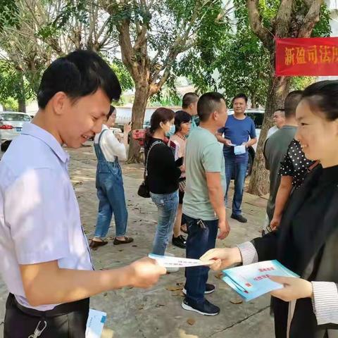 新盈司法所联合镇禁毒办在镇里开展禁毒宣传